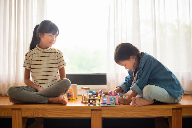 Photo deux soeurs jouant sur le canapé à la maison, freedom et insouciance.