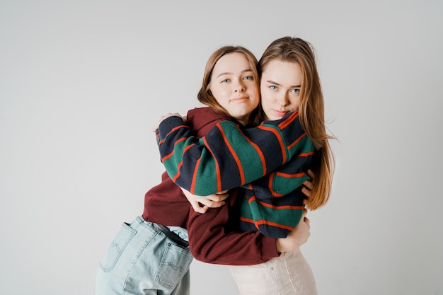 Deux soeurs jumelles belles filles hipsters en vêtements décontractés