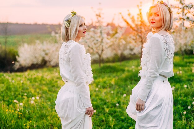 deux soeurs jumelles dans un verger de cerisiers