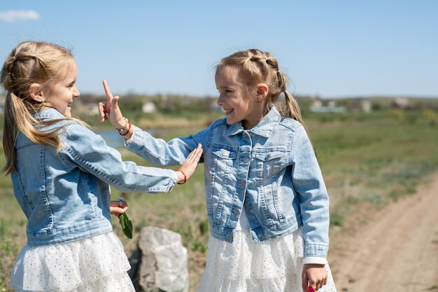 Deux soeurs jumelles s'amusent et jouent par exemple