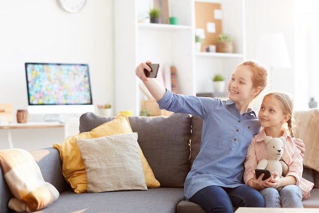 Deux Soeurs Prenant Selfie à La Maison