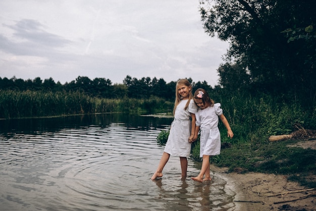 Deux soeurs s'amusant dans la nature