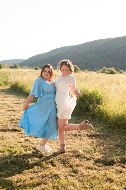 Deux soeurs s'embrassant à la ferme