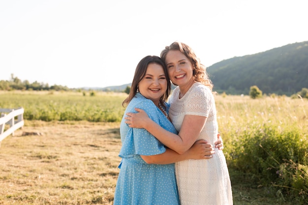 Deux soeurs s'embrassant à la ferme