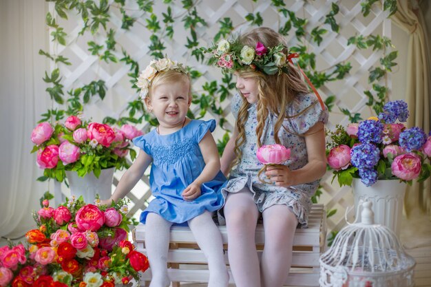 deux soeurs sourient, séance photo de printemps.