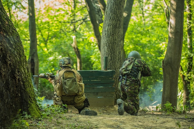 Deux soldats tirent dans la forêt