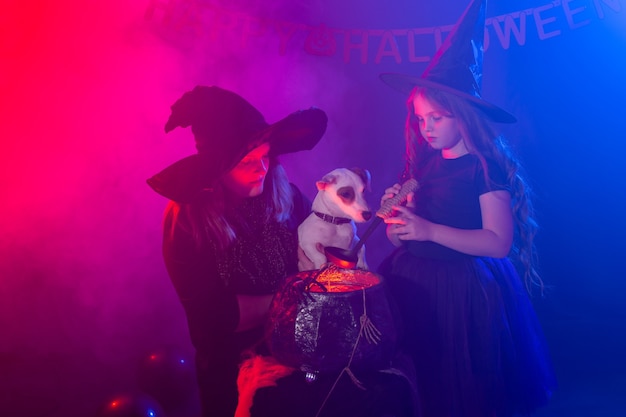 Deux sorcières d'halloween faisant une potion et évoquant des vacances magiques de nuit d'halloween et mystique