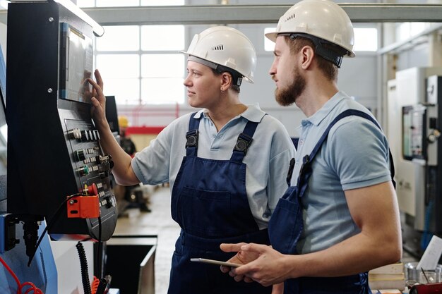 Deux spécialistes exploitant une machine CNC