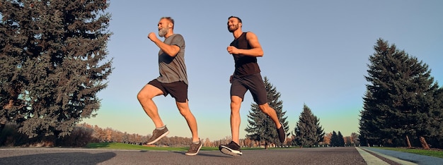 Photo les deux sportifs courant dans la ruelle