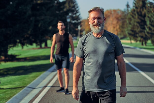 Les deux sportifs debout sur la route