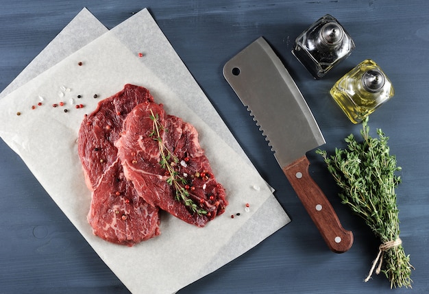 Deux steaks de boeuf cru aux épices, couteau de cuisine