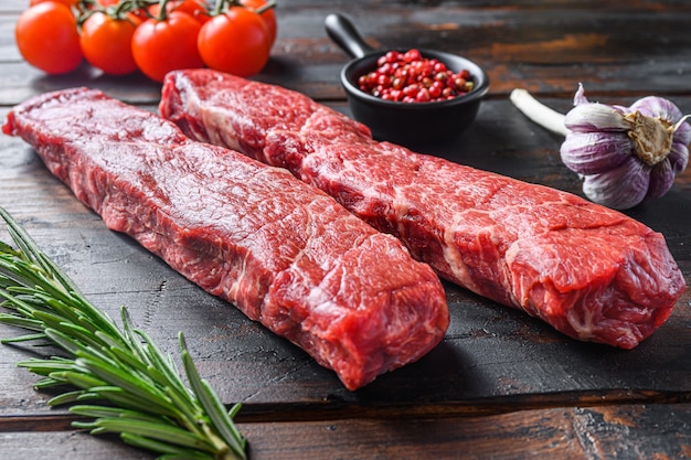 Deux steaks frais et crus de la coupe de bœuf