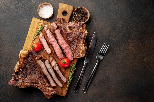 deux steaks grillés aux épices, avec deux types de friture avec espace de copie pour votre texte