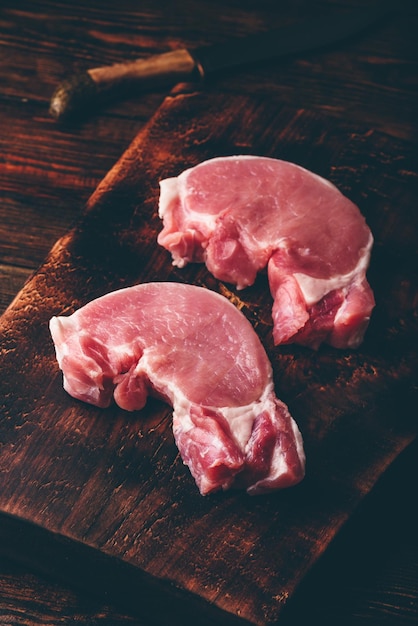 Deux steaks de longe de porc au couteau