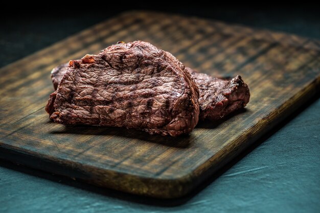 Deux steaks de rumsteck juteux sur planche de boucher.