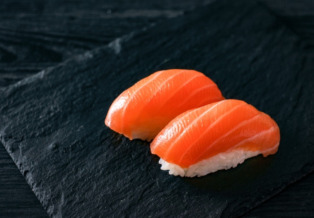 Deux sushi au saumon sur pierre