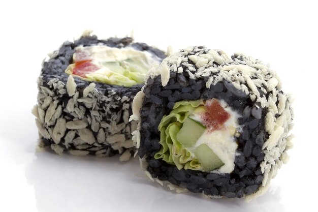 Deux sushis avec gros plan de riz noir