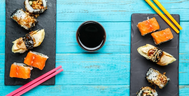 Deux tableaux noirs avec sushi