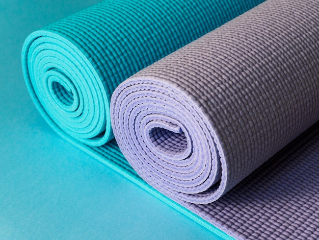 Deux tapis pour le yoga, le fitness ou le Pilates. Tapis bleu et violet.