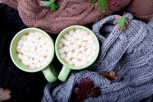 Deux tasse de café près de tricoté