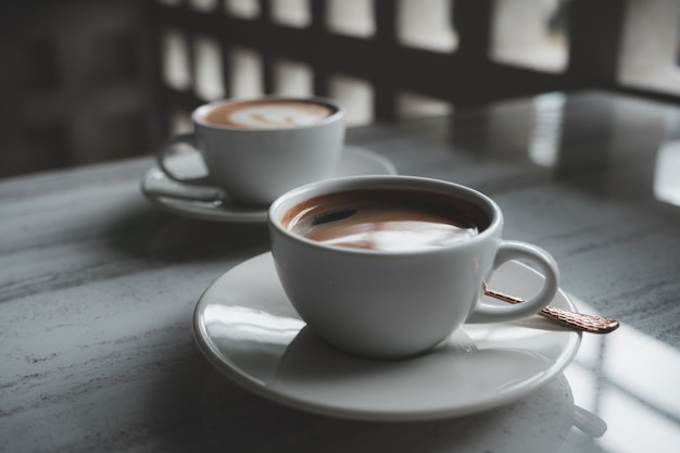 Deux tasses blanches de café chaud sur la table