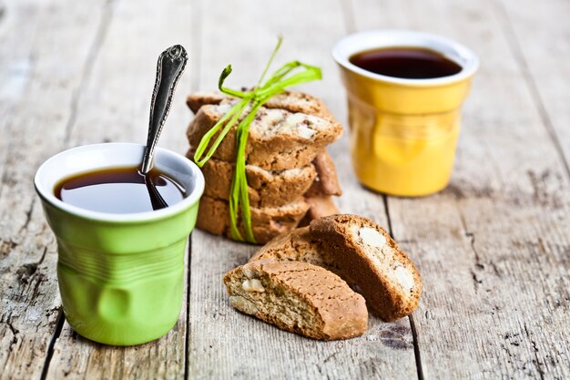 Deux tasses de café et biscuits italiens frais cantuccini aux noix d&#39;amande