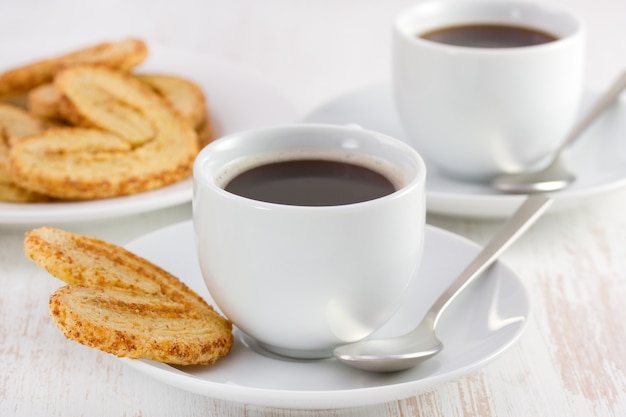 Deux tasses de café avec des biscuits