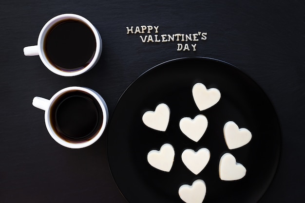 Deux tasses de café et des bonbons en coeur Happy Valentine