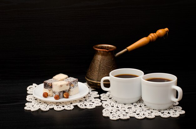 Deux tasses de café, lokum turc à la noisette, Cezve