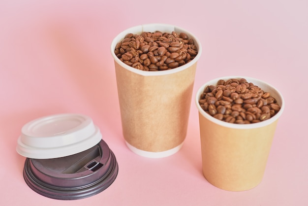 Deux tasses à café en papier avec grains de café