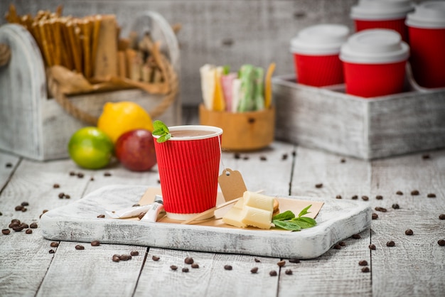 Deux tasses à café en papier