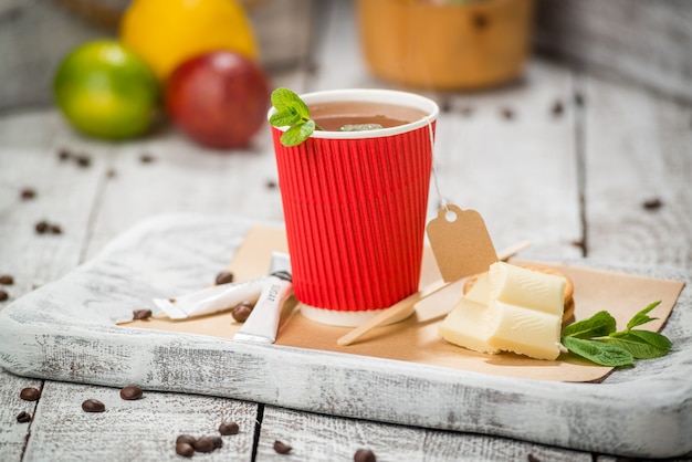 Deux tasses à café en papier