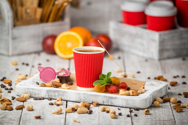 Deux tasses à café en papier