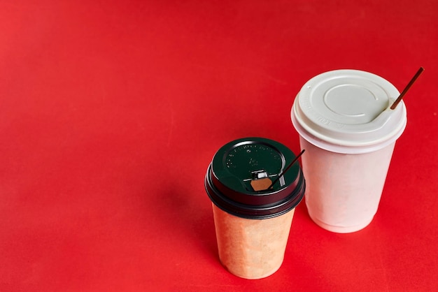 Deux tasses à café en plastique à usage unique