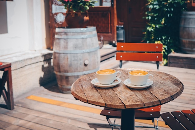 Deux tasses de café sur une table dans un café