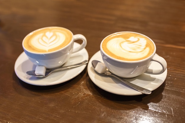 Deux tasses de café sur une table dans un café