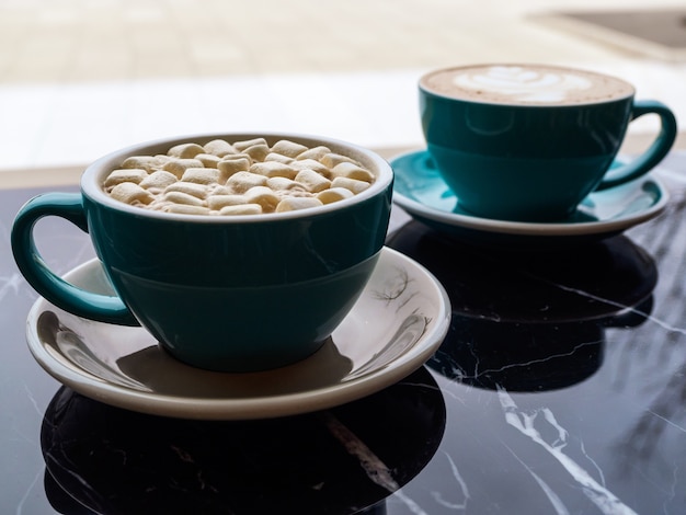 Deux tasses à café vertes sur la table