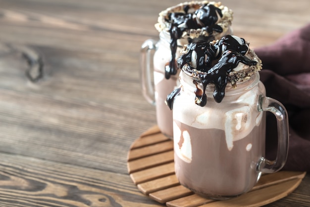 Deux tasses de chocolat chaud avec des guimauves