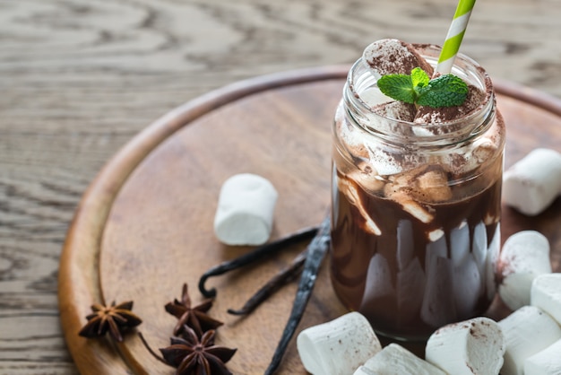 Deux tasses de chocolat chaud avec des guimauves