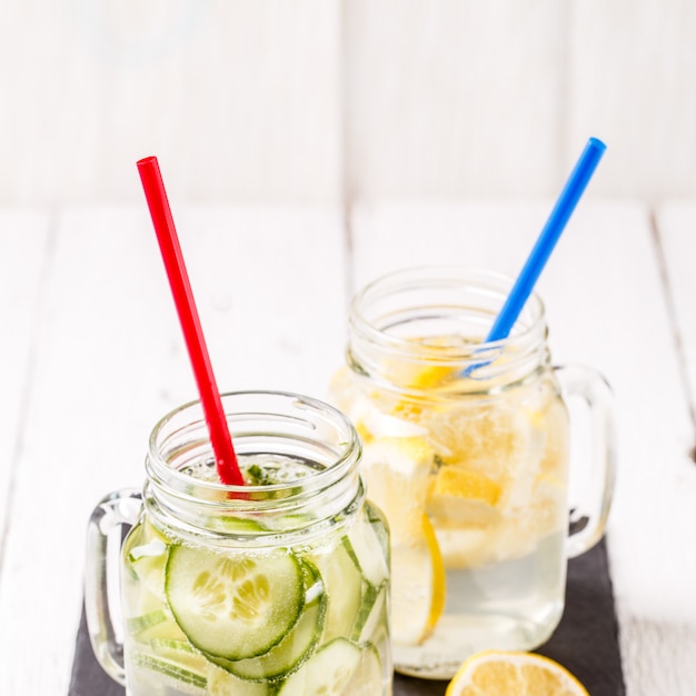 Deux tasses d'eaux rafraîchissantes au régime détox infusé: au concombre et au citron