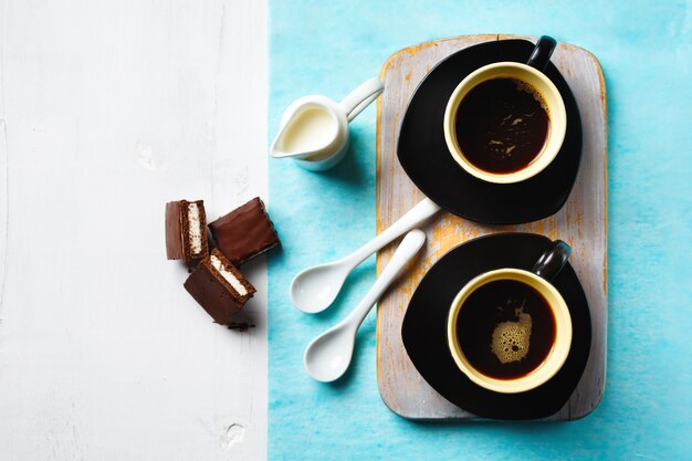 Deux tasses d'espresso avec un gâteau au chocolat