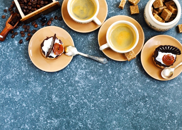 Deux tasses d'espresso et de petites pâtisseries. Vue de dessus, copyspace