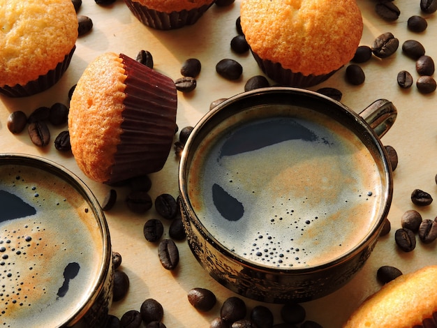 Deux Tasses D'expresso, Mini Muffins, Grains De Café.