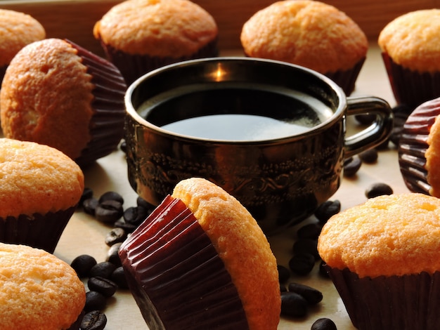 Deux tasses d'expresso, mini muffins, grains de café.