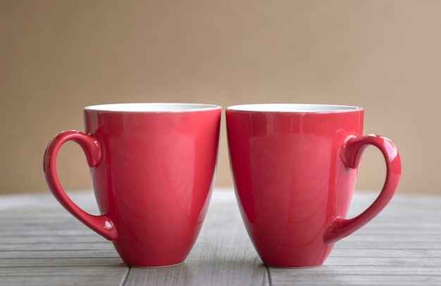 Deux tasses rouges sur la table