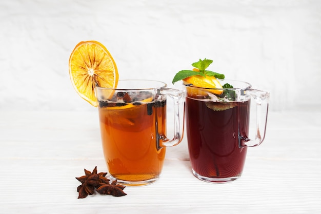 Deux tasses de thé aux fruits sur blanc