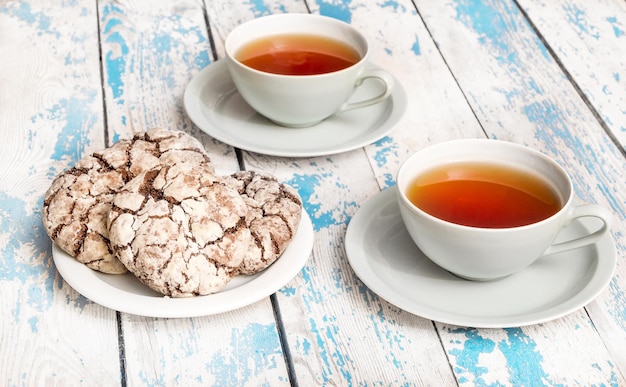 Deux tasses de thé avec des biscuits sur la table