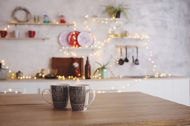 Deux tasses de thé dans la cuisine sur la table