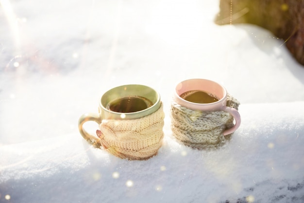 Deux tasses de thé sur la neige