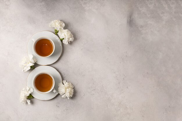 Deux tasses de thé pour le 8 mars en fleurs